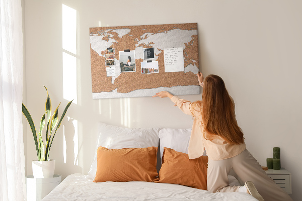 Weltkarte aus Kork zum Anstecken mit Korkrückwand
