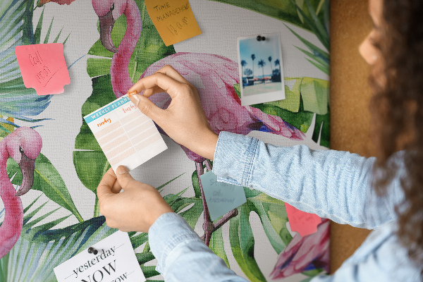 Kork-Pinnwand mit Motiv Rosa Flamingos in tropischer Umgebung