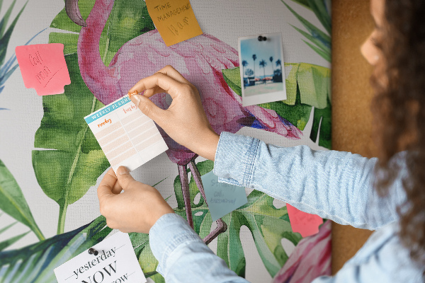 Kork-Pinnwand mit Motiv Rosa Flamingos in tropischer Umgebung
