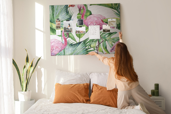 Kork-Pinnwand mit Motiv Rosa Flamingos in tropischer Umgebung