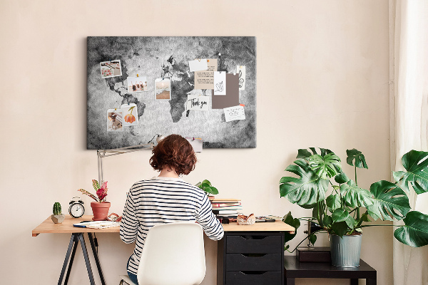 Weltkarte mit Korkrückwand in altmodischer Optik und Grautönen