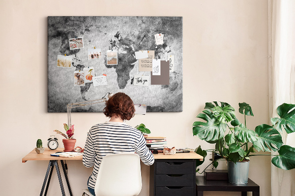 Weltkarte mit Korkrückwand in altmodischer Optik und Grautönen