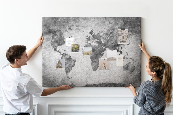 Weltkarte mit Korkrückwand in altmodischer Optik und Grautönen