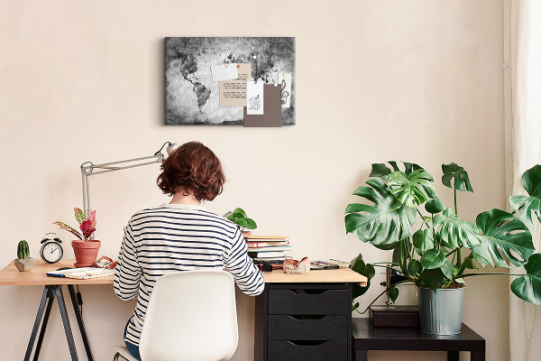 Weltkarte mit Korkrückwand in altmodischer Optik und Grautönen