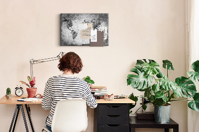 Weltkarte mit Korkrückwand in altmodischer Optik und Grautönen