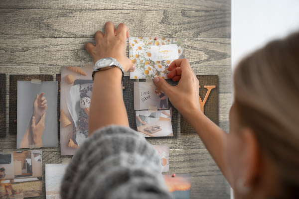 Kork-Pinnwand mit Motiv Familienbriefe auf Holzgrund