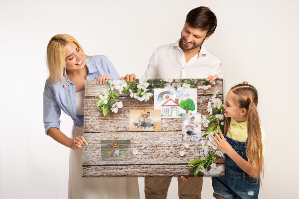 Korkbild mit Blumen auf einem Holzbrett-Hintergrund