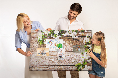 Korkbild mit Blumen auf einem Holzbrett-Hintergrund