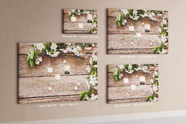 Korkbild mit Blumen auf einem Holzbrett-Hintergrund