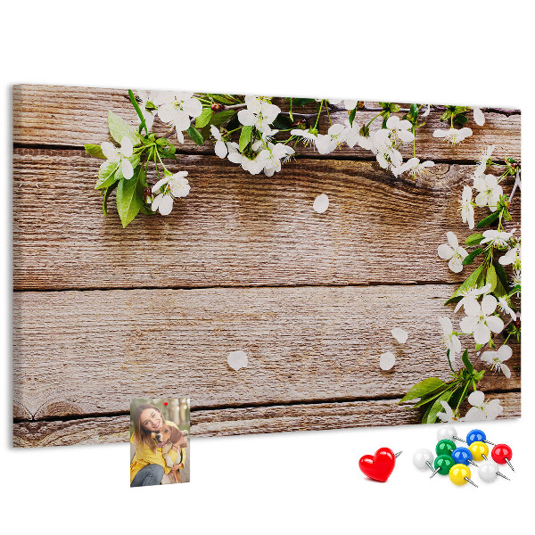 Korkbild mit Blumen auf einem Holzbrett-Hintergrund