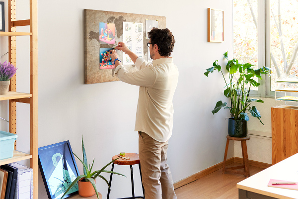 Weltkarte mit Korkrückwand in Brauntönen