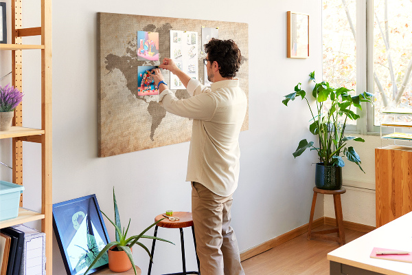 Weltkarte mit Korkrückwand in Brauntönen