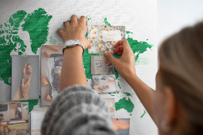 Korktafel mit Motiv einer grünen Aquarell-Weltkarte