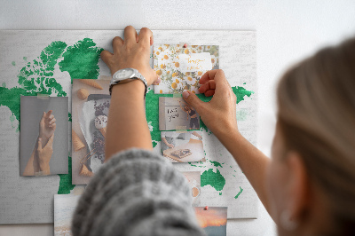 Korktafel mit Motiv einer grünen Aquarell-Weltkarte