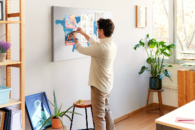 Weltkarte auf Korkrückwand blaue Weltkarte auf weißem Hintergrund