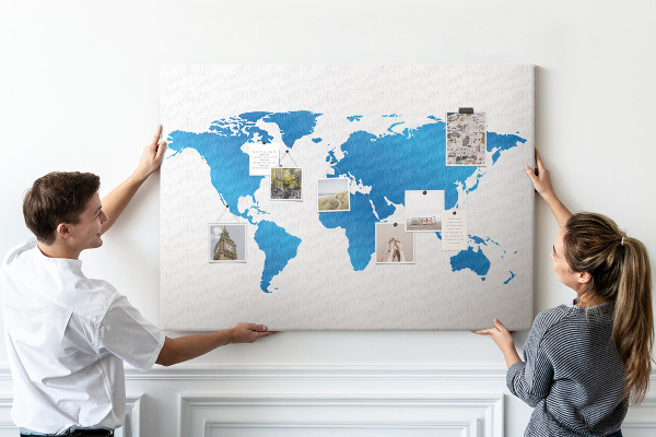 Weltkarte auf Korkrückwand blaue Weltkarte auf weißem Hintergrund