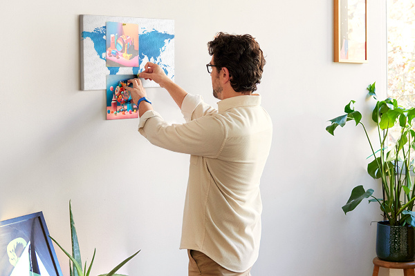 Weltkarte auf Korkrückwand blaue Weltkarte auf weißem Hintergrund