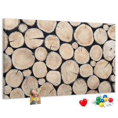 Korktafel mit Hintergrund aus natürlichen Holzkreisen