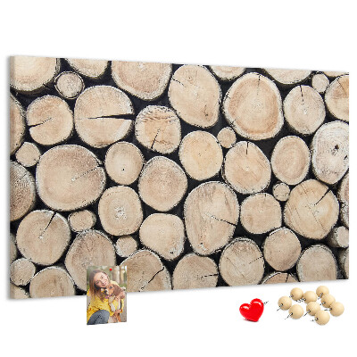 Korktafel mit Hintergrund aus natürlichen Holzkreisen