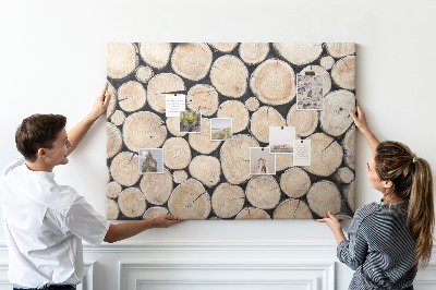 Korktafel mit Hintergrund aus natürlichen Holzkreisen