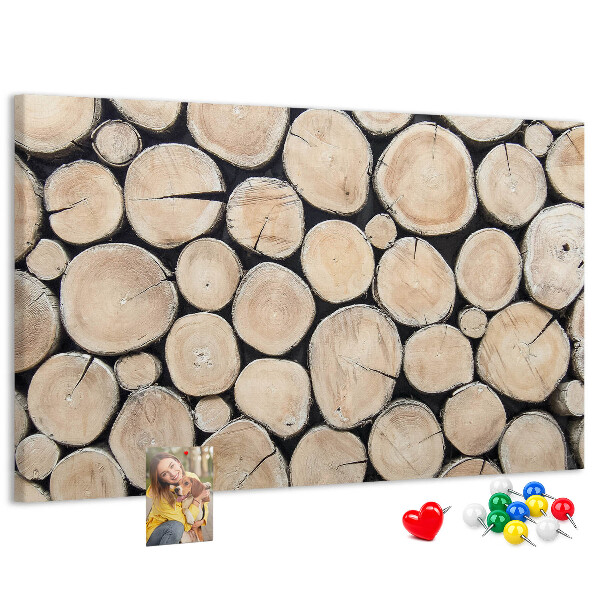 Korktafel mit Hintergrund aus natürlichen Holzkreisen
