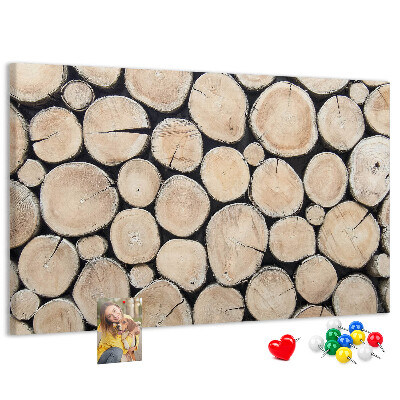 Korktafel mit Hintergrund aus natürlichen Holzkreisen