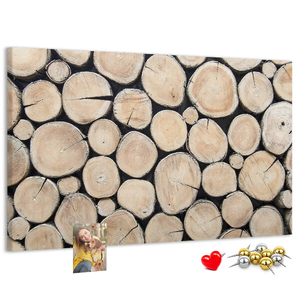 Korktafel mit Hintergrund aus natürlichen Holzkreisen