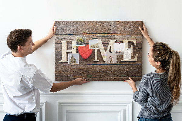 Korktafel mit Holzbuchstaben und Herzmotiv