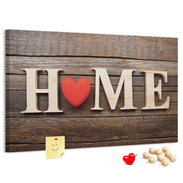 Korktafel mit Holzbuchstaben und Herzmotiv