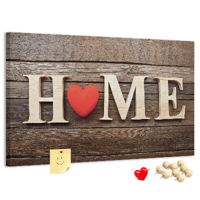 Korktafel mit Holzbuchstaben und Herzmotiv