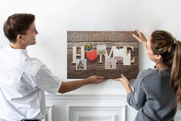 Korktafel mit Holzbuchstaben und Herzmotiv