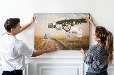 Korktafel mit afrikanischer Landschaft und Baum