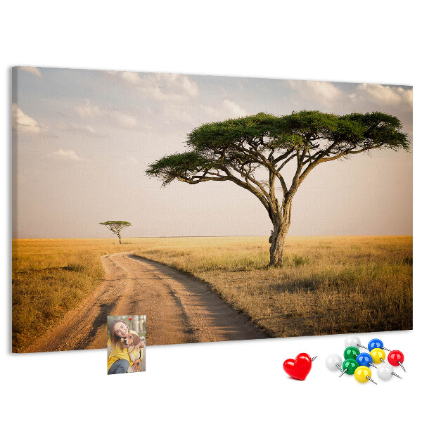 Korktafel mit afrikanischer Landschaft und Baum