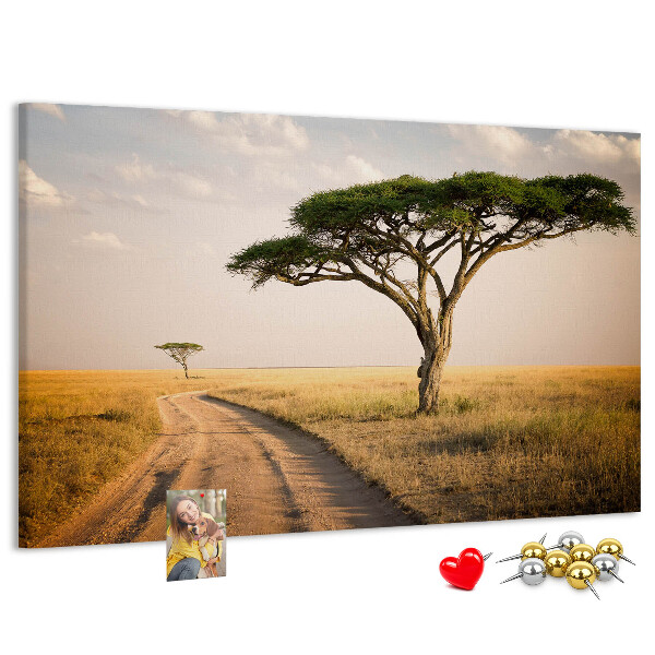 Korktafel mit afrikanischer Landschaft und Baum