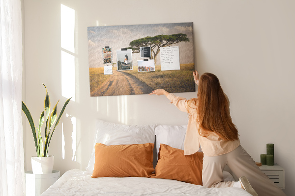 Korktafel mit afrikanischer Landschaft und Baum