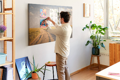 Korktafel mit afrikanischer Landschaft und Baum