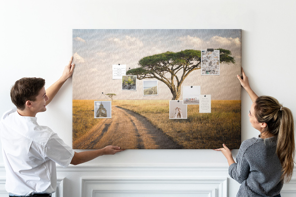 Korktafel mit afrikanischer Landschaft und Baum