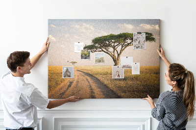 Korktafel mit afrikanischer Landschaft und Baum