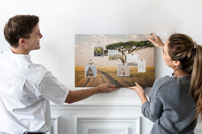 Korktafel mit afrikanischer Landschaft und Baum