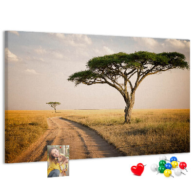 Korktafel mit afrikanischer Landschaft und Baum