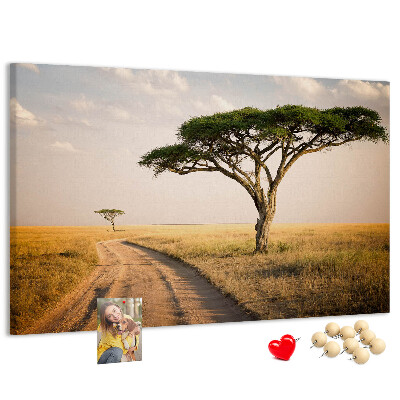 Korktafel mit afrikanischer Landschaft und Baum