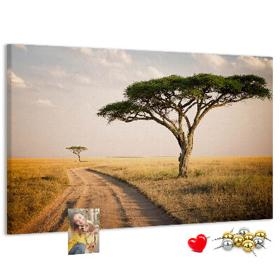 Korktafel mit afrikanischer Landschaft und Baum