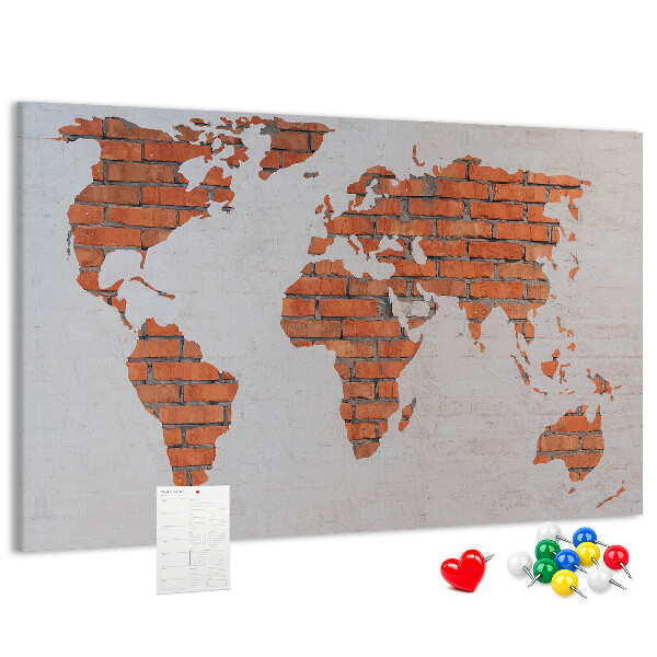 Kork-Pinnwand mit Motiv einer Weltkarte vor einer Backsteinmauer