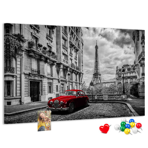 Korkbild rotes Auto vor der Kulisse von Paris