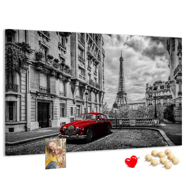 Korkbild rotes Auto vor der Kulisse von Paris