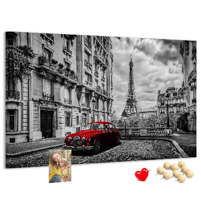 Korkbild rotes Auto vor der Kulisse von Paris