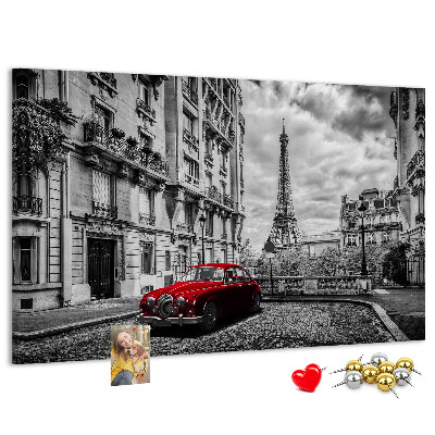 Korkbild rotes Auto vor der Kulisse von Paris