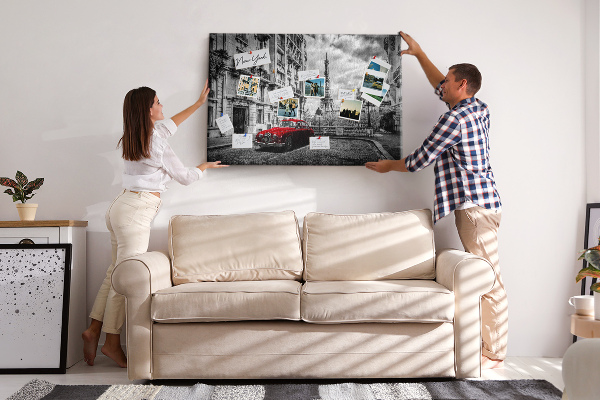 Korkbild rotes Auto vor der Kulisse von Paris