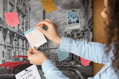 Korkbild rotes Auto vor der Kulisse von Paris