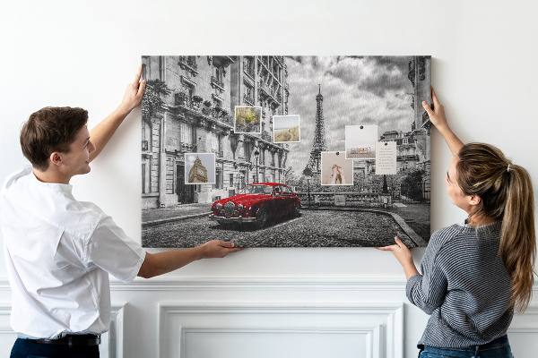 Korkbild rotes Auto vor der Kulisse von Paris